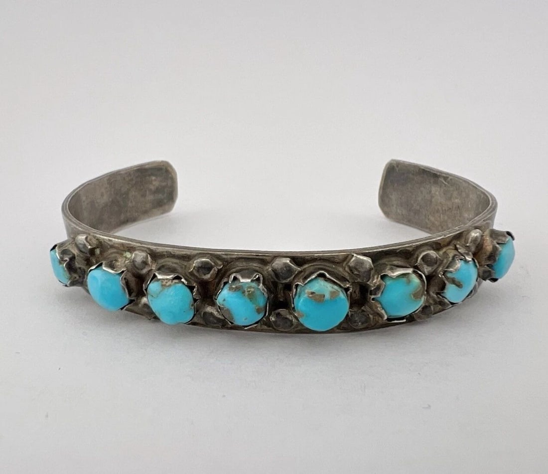 VTG FRED HARVEY NAVAJO STERLING SILVER TURQUOISE STAMPED ROW CUFF BRACELET: VTG FRED HARVEY NAVAJO STERLING SILVER TURQUOISE STAMPED ROW CUFF BRACELET Vtg Fred Harvey Navajo Sterling Silver Turquoise Stamped Row Cuff Bracelet Cuff is 4 1/2" tip to Tip and has an Over 1 1/4" W