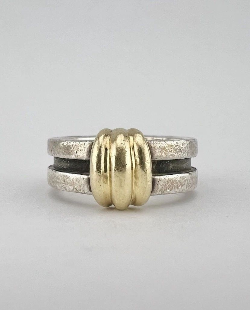 VINTAGE TIFFANY & CO 1995 18K YELLOW GOLD STERLING SILVER ATLAS GROOVE RING: VINTAGE TIFFANY & CO 1995 18K YELLOW GOLD STERLING SILVER ATLAS GROOVE RING Vintage Tiffany & Co 1995 18K Yellow Gold Sterling Silver Atlas Groove Ring Ring Size: 6.75 Weight is 9.5 Grams on my scale 