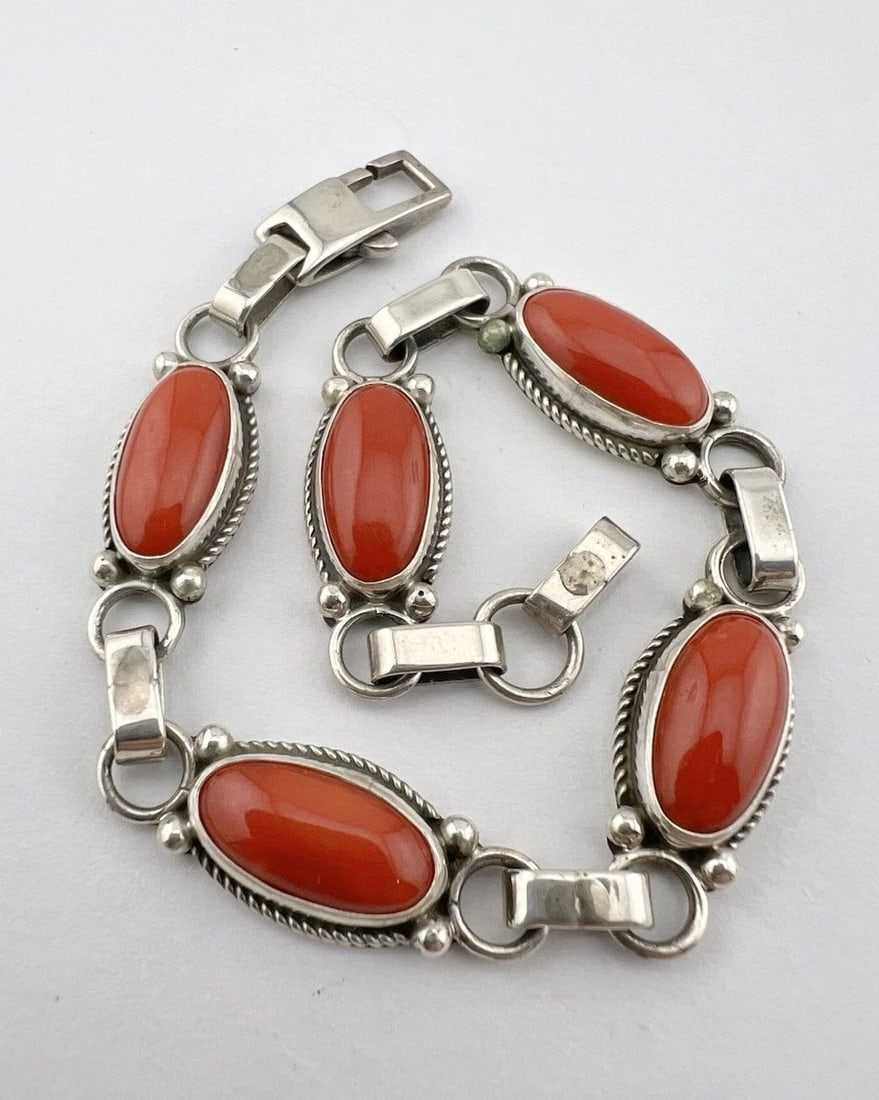 VTG PK BENALLY NAVAJO STERLING SILVER HIGH GRADE RED CORAL LINK BRACELET: VTG PK BENALLY NAVAJO STERLING SILVER HIGH GRADE RED CORAL LINK BRACELET Vtg PK Benally Navajo Sterling Silver High Grade Red Coral Link Bracelet Size is 7 1/2" tip to Tip and is Just Under 1/2" Wide 