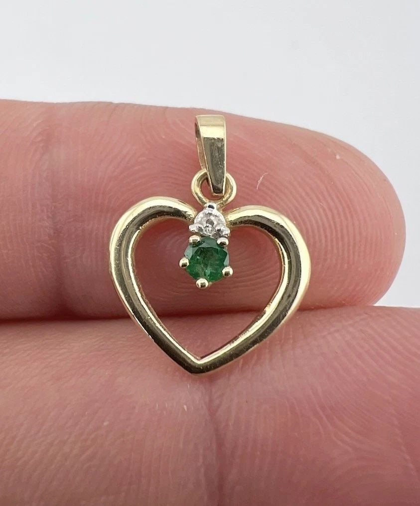 DESIGNER 14K YELLOW GOLD NATURAL EMERALD & DIAMOND HEART PENDANT: DESIGNER 14K YELLOW GOLD NATURAL EMERALD & DIAMOND HEART PENDANT Designer 14k Yellow Gold Natural Emerald & Diamond Heart Pendant Size: Almost 3/4" Tall with Bail by 1/2" Wide Weight is 1.0 Grams on M