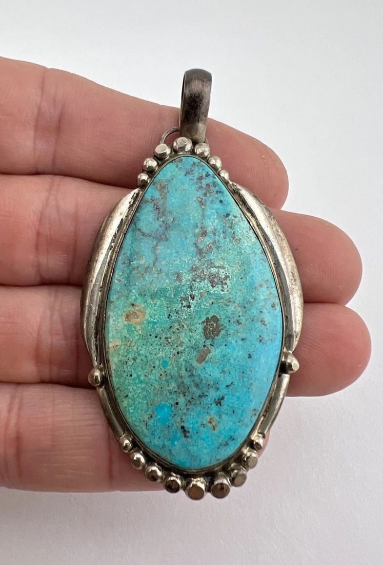 VINTAGE NAVAJO STERLING SILVER HIGH GRADE KINGMAN TURQUOISE PENDANT 2.75": VINTAGE NAVAJO STERLING SILVER HIGH GRADE KINGMAN TURQUOISE PENDANT 2.75" Vintage Navajo Sterling Silver High Grade Kingman Turquoise Pendant 2.75" Size: 2 3/4" Tall With Bail & 1 3/8" Wide Metal: Ste