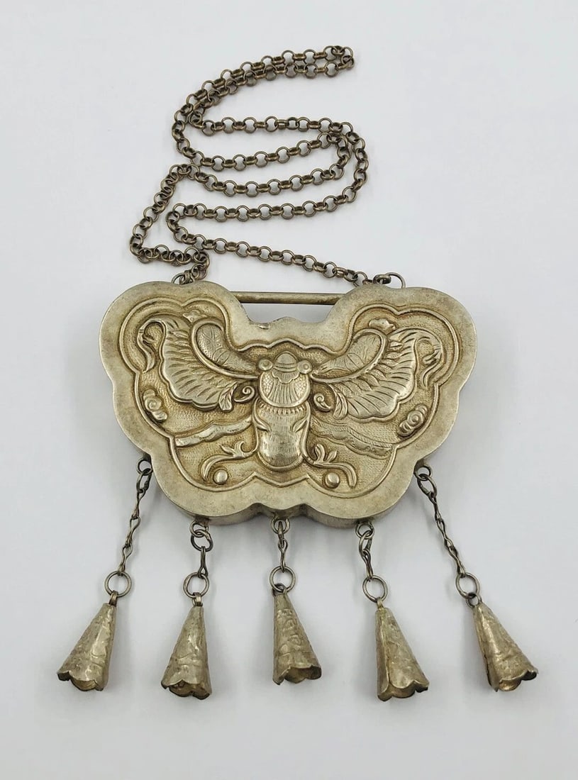 OLD CHINESE SILVER REPOUSSE DOUBLE SIDED BUTTERFLY DANGLE PENDANT NECKLACE 109G (1 of 2)