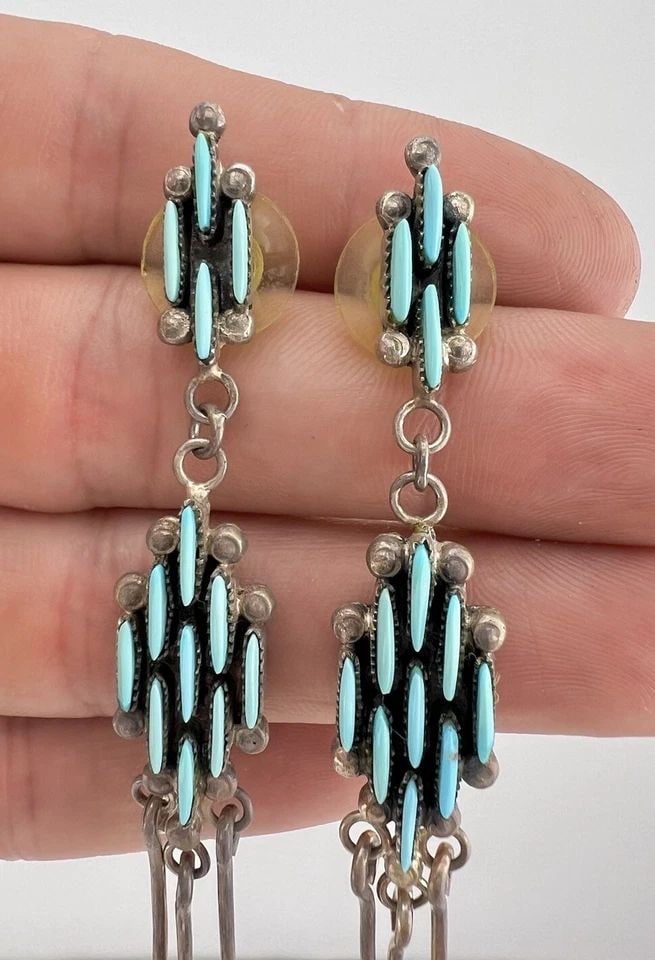 VTG ZUNI STERLING SILVER NEEDLEPOINT TURQUOISE CLUSTER DANGLE EARRINGS 3.25": VTG ZUNI STERLING SILVER NEEDLEPOINT TURQUOISE CLUSTER DANGLE EARRINGS 3.25" Vtg Zuni Sterling Silver Needlepoint Turquoise Cluster Dangle Earrings 3.25" Size: 3 1/4" Tall with Dangle By 1/2" At Its W