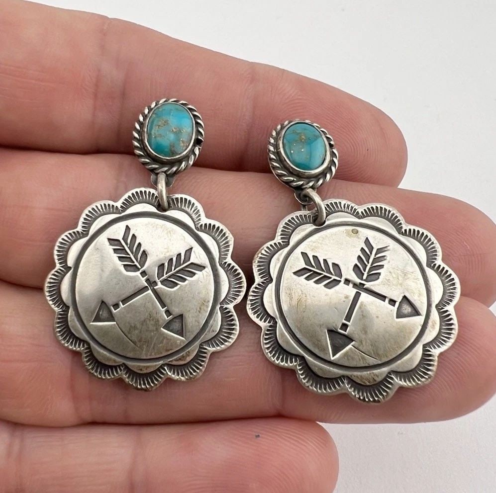 VTG FRED HARVEY STYLE NAVAJO STERLING SILVER TURQUOISE STAMPED ARROW EARRINGS: VTG FRED HARVEY STYLE NAVAJO STERLING SILVER TURQUOISE STAMPED ARROW EARRINGS Vtg Fred Harvey Style Navajo Sterling Silver Turquoise Stamped Arrow Earrings Size: 1 1/2" Tall & 1" Wide at the Base Weig