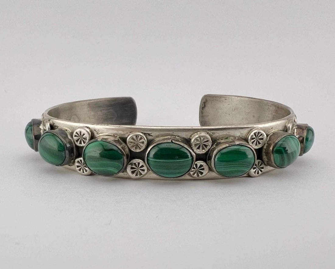 VINTAGE DAVID ZACHARY NAVAJO STERLING SILVER GREEN MALACHITE ROW CUFF BRACELET: VINTAGE DAVID ZACHARY NAVAJO STERLING SILVER GREEN MALACHITE ROW CUFF BRACELET Vintage David Zachary Navajo Sterling Silver Green Malachite Row Cuff Bracelet Cuff is 6 1/2" tip to Tip and has a 1" Sli