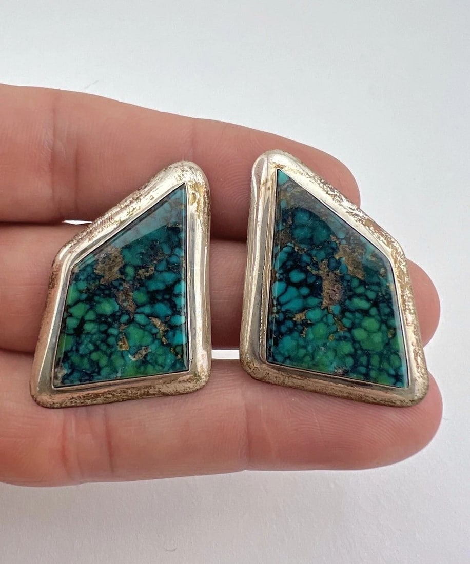 VTG NAVAJO STERLING SILVER HIGH GRADE DAMELE VARISCITE TURQUOISE CLIP EARRINGS: VTG NAVAJO STERLING SILVER HIGH GRADE DAMELE VARISCITE TURQUOISE CLIP EARRINGS Vtg Navajo Sterling Silver High Grade Damele Variscite Turquoise Clip Earrings Size: Just Under 1 1/2" Tall & 1" Wide Wei