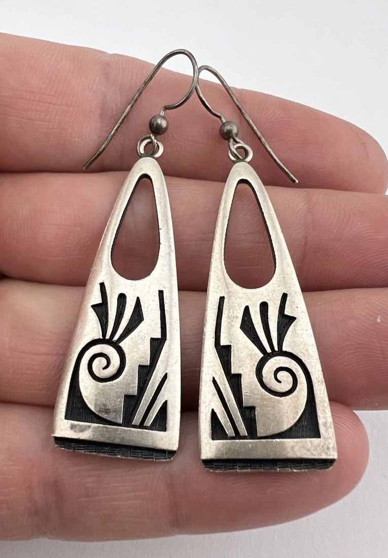 VINTAGE HARVEY QUANIMPTEWA JR HOPI STERLING SILVER OVERLAY HOOK EARRINGS 2 3/8": VINTAGE HARVEY QUANIMPTEWA JR HOPI STERLING SILVER OVERLAY HOOK EARRINGS 2 3/8" Vintage Harvey Quanimptewa Jr HOPI Sterling Silver Overlay Hook Earrings 2 3/8" Size: 2 3/8" Tall & Over 5/8" Wide Weigh