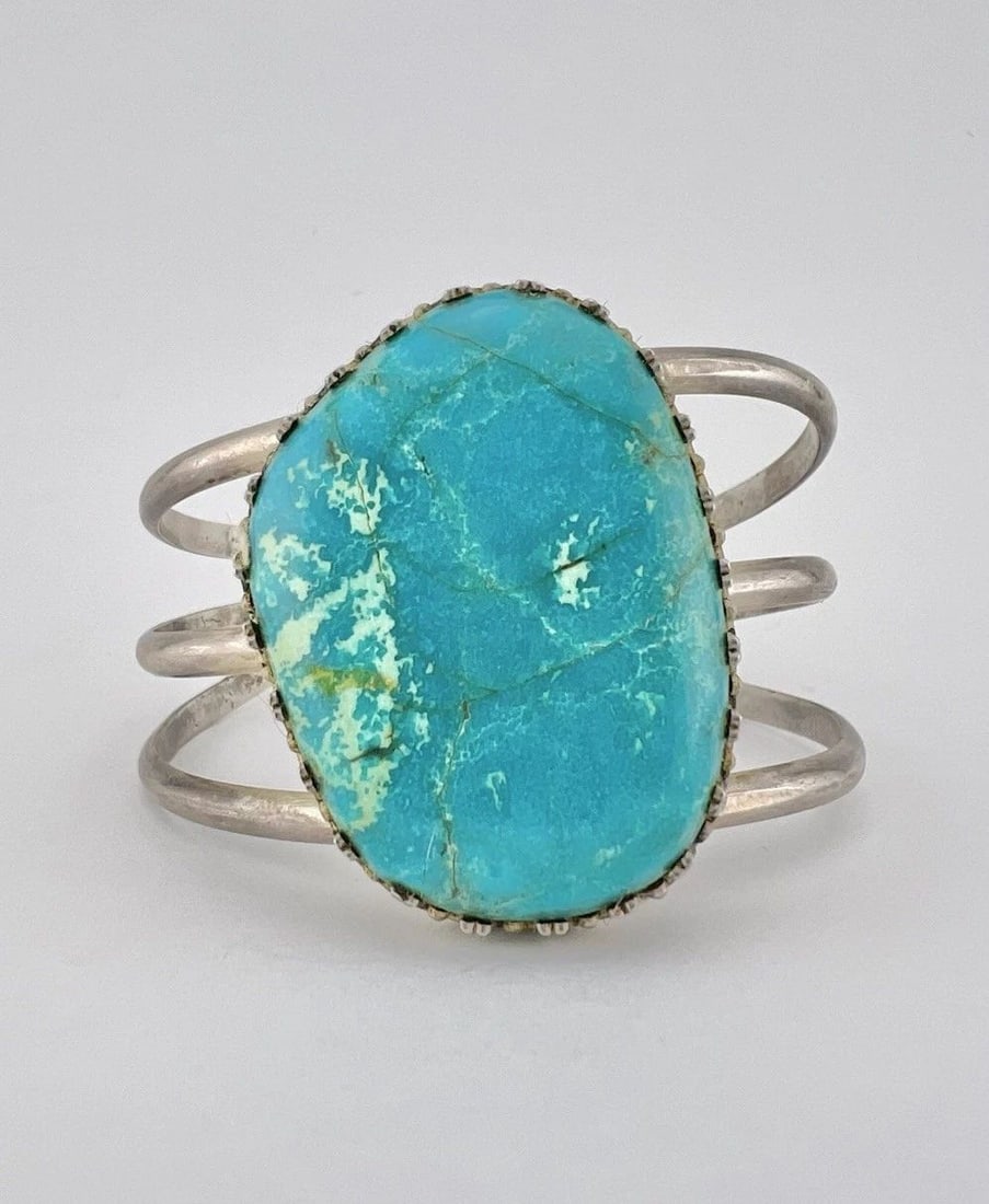 VINTAGE NAVAJO STERLING SILVER FOX TURQUOISE WIDE CUFF BRACELET 36.6G: VINTAGE NAVAJO STERLING SILVER FOX TURQUOISE WIDE CUFF BRACELET 36.6G Vintage Navajo Sterling Silver Fox Turquoise Wide Cuff Bracelet 36.6g Cuff is 5 1/8" tip to Tip and has a 1" Wide Adjustable Gap C