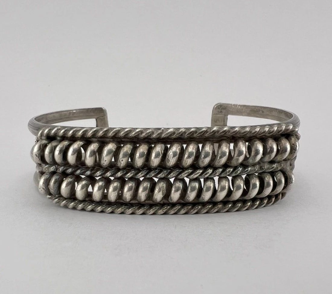 VINTAGE NAVAJO SOLID STERLING SILVER DOUBLE ROW TWIST CUFF BRACELET 30G: VINTAGE NAVAJO SOLID STERLING SILVER DOUBLE ROW TWIST CUFF BRACELET 30G Vintage Navajo Solid Sterling Silver Double Row Twist Cuff Bracelet 30g Cuff is Around 5 1/4" tip to Tip and has a 1 1/8" Wide A