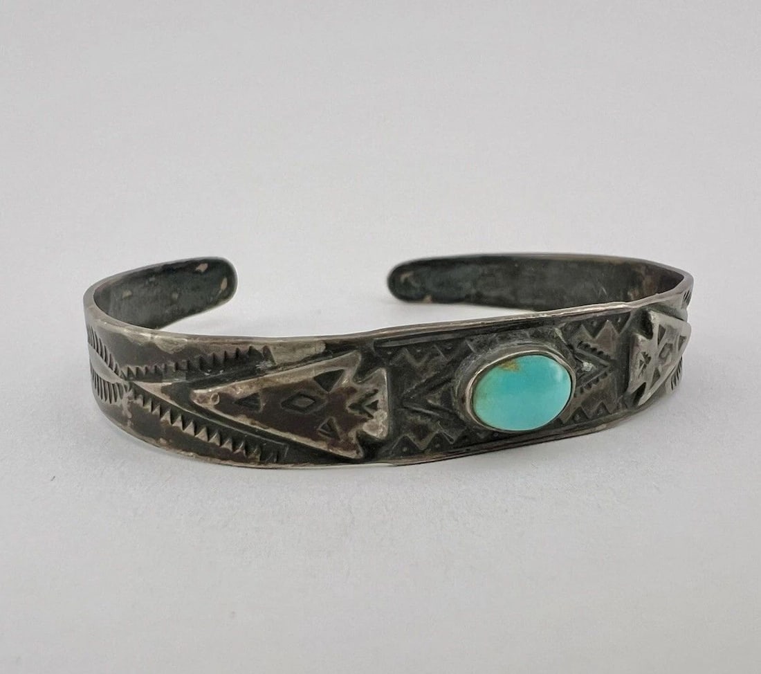 FRED HARVEY NAVAJO SILVER CERRILLOS TURQUOISE STAMPED ARROWHEAD CUFF BRACELET: FRED HARVEY NAVAJO SILVER CERRILLOS TURQUOISE STAMPED ARROWHEAD CUFF BRACELET Vtg Fred Harvey Navajo Sterling Silver Cerrillos Turquoise Stamped Arrowhead Cuff Bracelet Cuff is 5 1/8" tip to Tip and h
