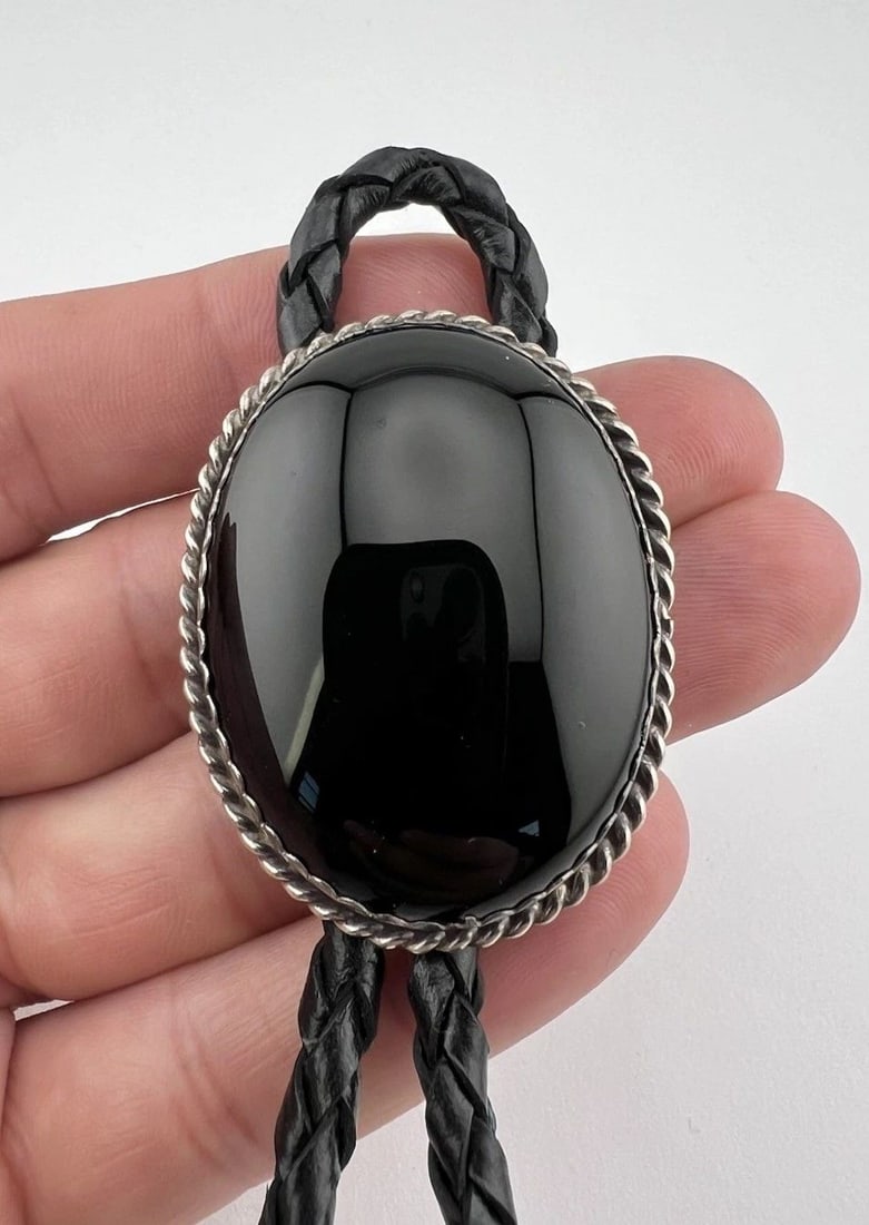 VINTAGE NAVAJO STERLING SILVER BLACK ONYX STAMPED OVAL TWIST BOLO TIE 1.75": VINTAGE NAVAJO STERLING SILVER BLACK ONYX STAMPED OVAL TWIST BOLO TIE 1.75" Vintage Navajo Sterling Silver Black Onyx Stamped Oval Twist Bolo Tie 1.75" Size: 1 3/4" Tall & 1 3/8" Wide Weight is 39.8 G