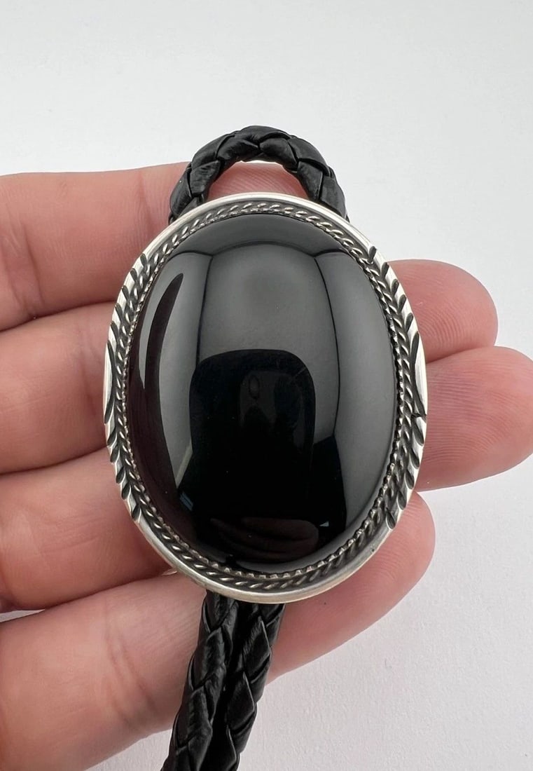 VINTAGE NAVAJO STERLING SILVER BLACK ONYX STAMPED OVAL TWIST BOLO TIE 1 7/8": VINTAGE NAVAJO STERLING SILVER BLACK ONYX STAMPED OVAL TWIST BOLO TIE 1 7/8" Vintage Navajo Sterling Silver Black Onyx Stamped Oval Twist Bolo Tie 1 7/8" Size: 1 7/8" Tall & 1 1/2" Wide Weight is 34.2