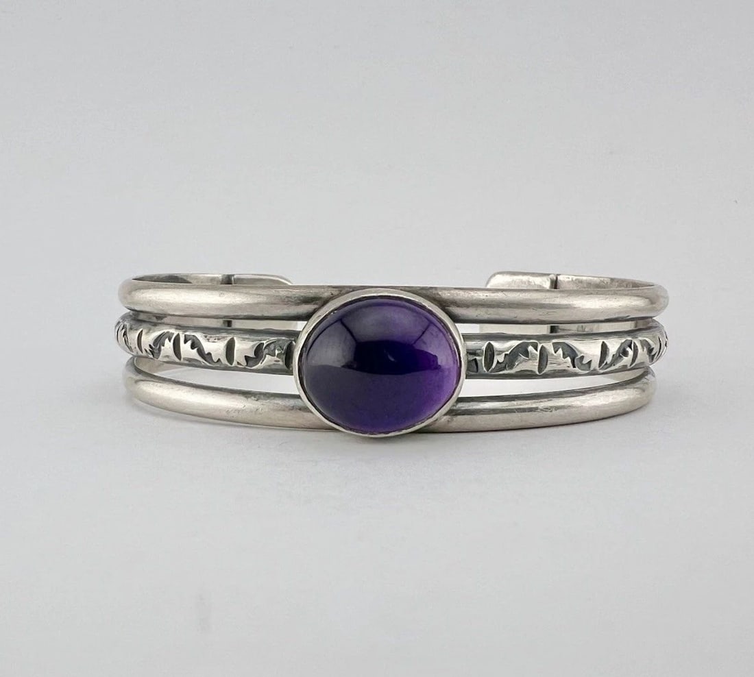 VTG NAVAJO STERLING SILVER NATURAL AMETHYST STAMPED WOMEN'S CUFF BRACELET (1 of 2)