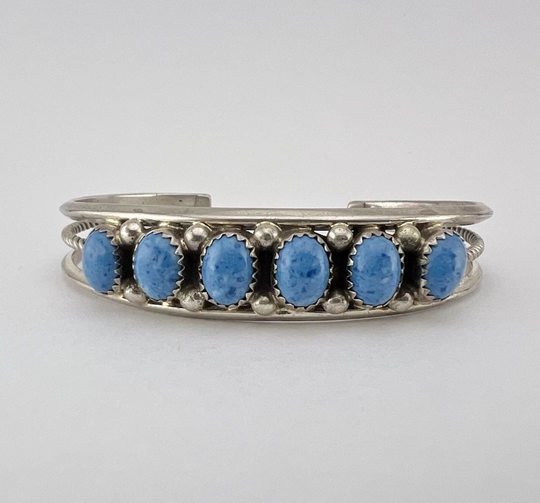 VINTAGE NAVAJO STERLING SILVER DENIM BLUE LAPIS LAZULI TWIST ROW CUFF BRACELET: VINTAGE NAVAJO STERLING SILVER DENIM BLUE LAPIS LAZULI TWIST ROW CUFF BRACELET Vintage Navajo Sterling Silver Denim Blue Lapis Lazuli Twist Row Cuff Bracelet Cuff is 5 3/8" tip to Tip and has a 1" Wid