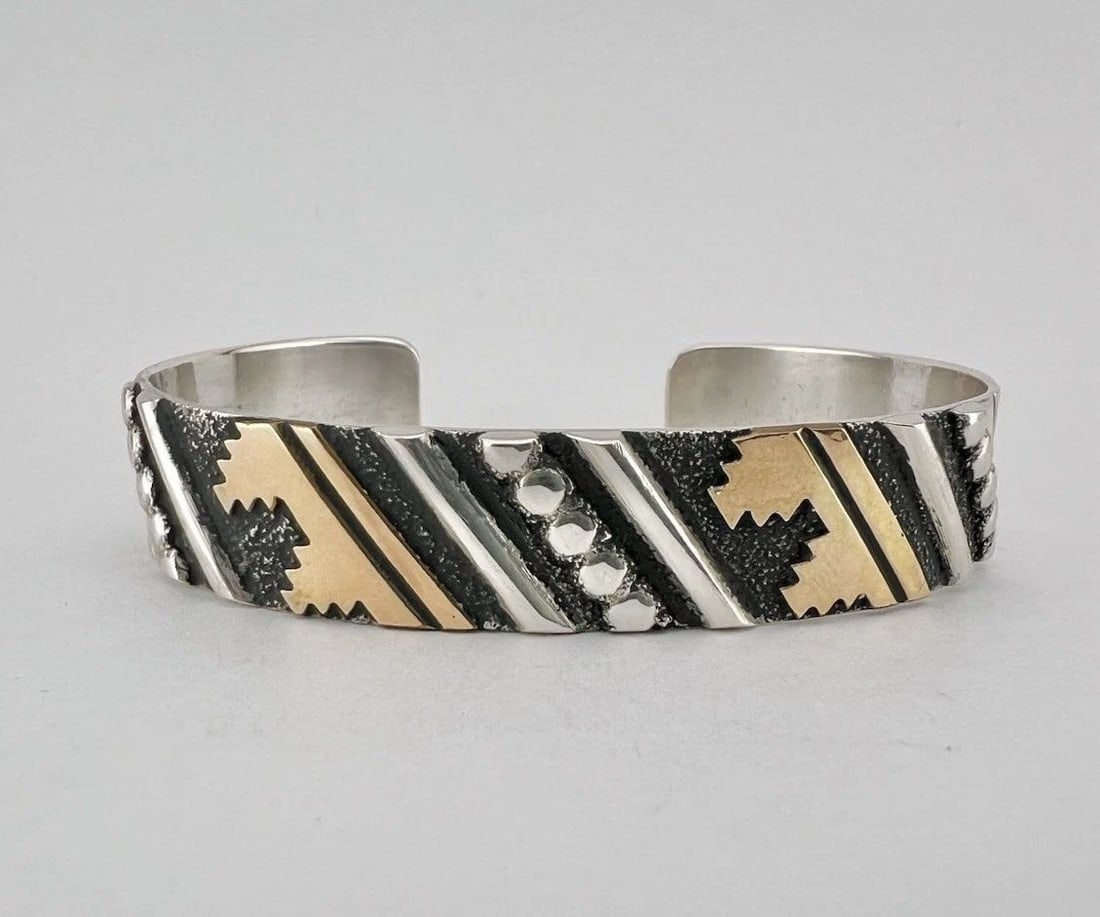 VTG TOMMY THOMAS SINGER NAVAJO STERLING SILVER & GOLD OVERLAY CUFF BRACELET: VTG TOMMY THOMAS SINGER NAVAJO STERLING SILVER & GOLD OVERLAY CUFF BRACELET Vtg Tommy Thomas Singer Navajo Sterling Silver & Gold Overlay Cuff Bracelet Cuff is Just Under 5 3/4" tip to Tip and has 7/8