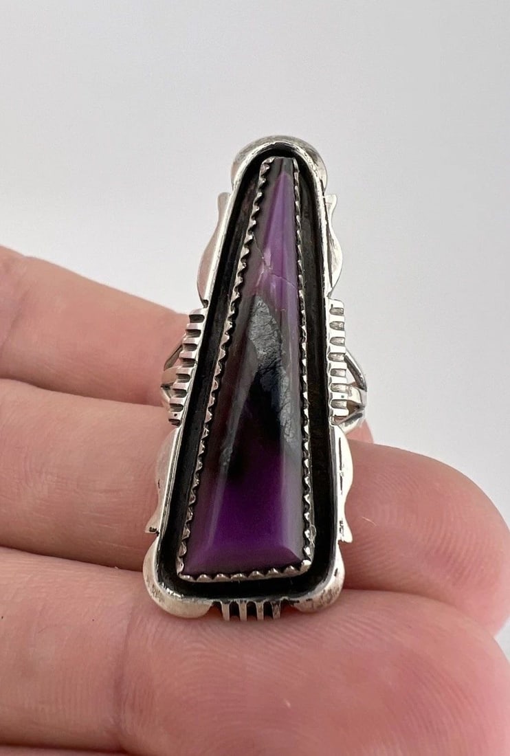 HUGE VTG WILL DENETDALE NAVAJO STERLING SILVER SUGILITE TRIANGLE STAMPED RING: HUGE VTG WILL DENETDALE NAVAJO STERLING SILVER SUGILITE TRIANGLE STAMPED RING HUGE Vtg Will Denetdale Navajo Sterling Silver Sugilite Triangle Stamped Ring Ring Size: 7 - Can Be Resized Weight is 9.8 