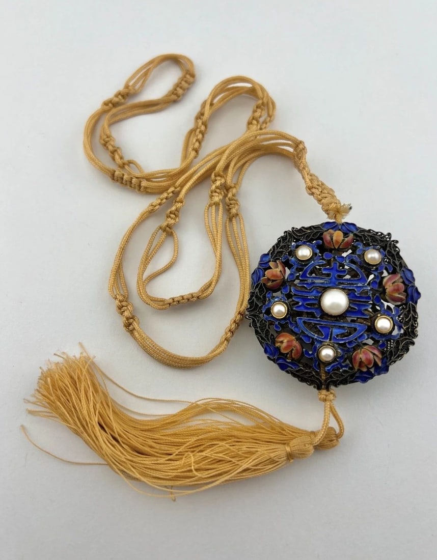 OLD CHINESE FILIGREE SILVER MESH ENAMEL & PEARL WOVEN SHOU NECKLACE PENDANT: OLD CHINESE FILIGREE SILVER MESH ENAMEL & PEARL WOVEN SHOU NECKLACE PENDANT Old Chinese Filigree Silver Mesh Enamel & Pearl Woven Shou Necklace Pendant Metal: Silver Weight is 27.0 Grams on my scale N