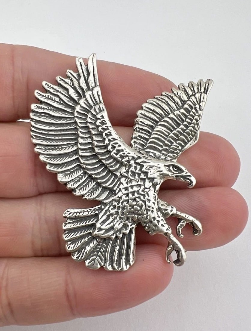 VINTAGE NAVAJO HEAVY CAST STERLING SILVER 3D FLYING EAGLE PENDANT 2 1/8" -21.6G: VINTAGE NAVAJO HEAVY CAST STERLING SILVER 3D FLYING EAGLE PENDANT 2 1/8" -21.6G Vintage Navajo Heavy Cast Sterling Silver 3D Flying Eagle Pendant 2 1/8" -21.6g Size: 2 1/8" Tall by 1 7/8" Wide Weight 