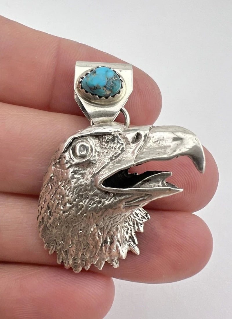 VINTAGE NAVAJO HEAVY CAST STERLING SILVER & TURQUOISE 3D EAGLE PENDANT 25.3G: VINTAGE NAVAJO HEAVY CAST STERLING SILVER & TURQUOISE 3D EAGLE PENDANT 25.3G Vintage Navajo Heavy Cast Sterling Silver & Turquoise 3D Eagle Pendant 25.3g Size: 1 3/4" Tall With Bail by 1 1/4" Wide & A