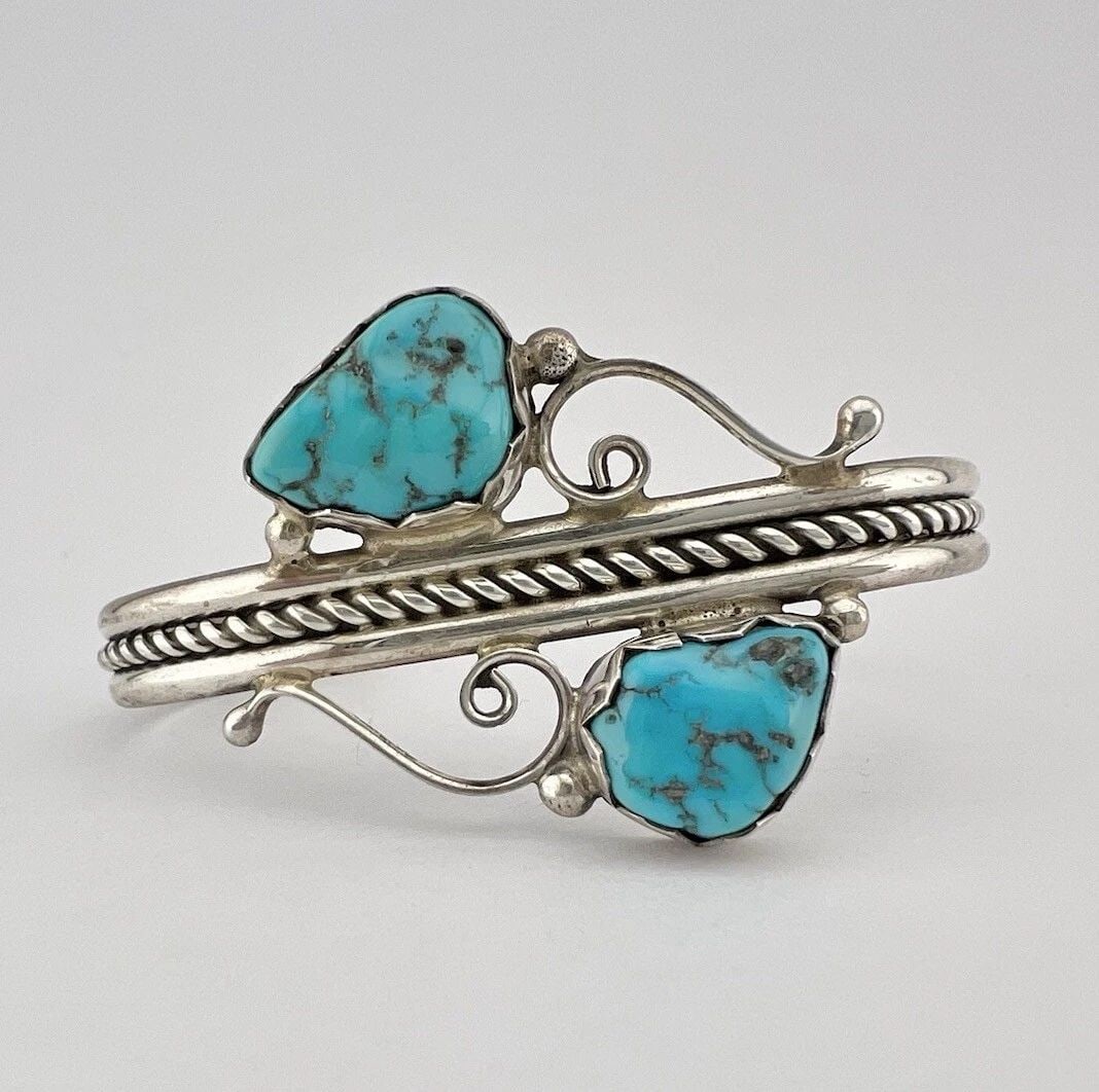 VINTAGE NAVAJO STERLING SILVER CASTLE DOME TURQUOISE TWIST CUFF BRACELET: VINTAGE NAVAJO STERLING SILVER CASTLE DOME TURQUOISE TWIST CUFF BRACELET Vintage Navajo Sterling Silver Castle Dome Turquoise Twist Cuff Bracelet Cuff is 5 1/4" tip to Tip and has a 1 1/8" Adjustable 