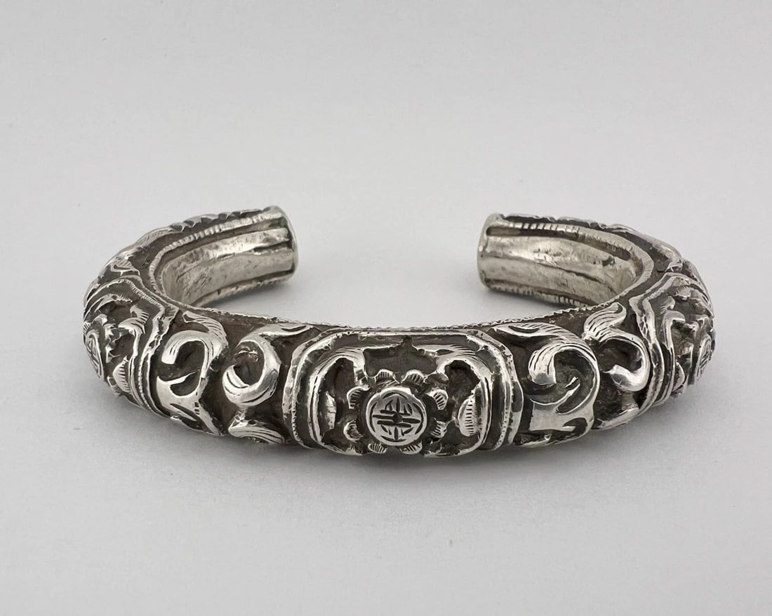 ANTIQUE OLD CHINESE EXPORT SILVER FLORAL ENGRAVED BANGLE BRACELET 36.5G (1 of 2)