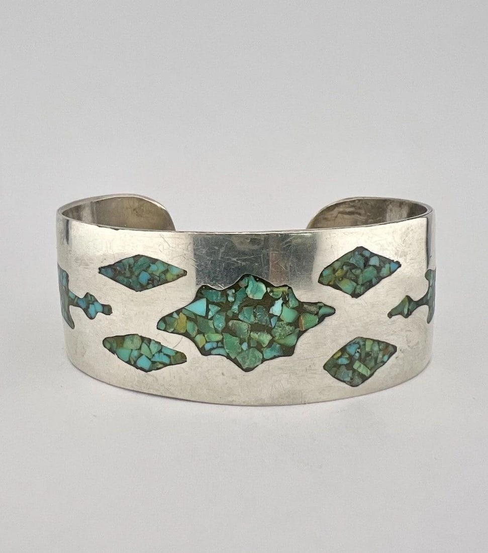 VTG NAVAJO STERLING SILVER CHIP CRUSHED TURQUOISE PEYOTE BIRD CUFF BRACELET: VTG NAVAJO STERLING SILVER CHIP CRUSHED TURQUOISE PEYOTE BIRD CUFF BRACELET Vtg Navajo Sterling Silver Chip Crushed Inlay Turquoise & Coral Peyote Bird Cuff Bracelet Cuff is 5 5/8" tip to Tip and has 
