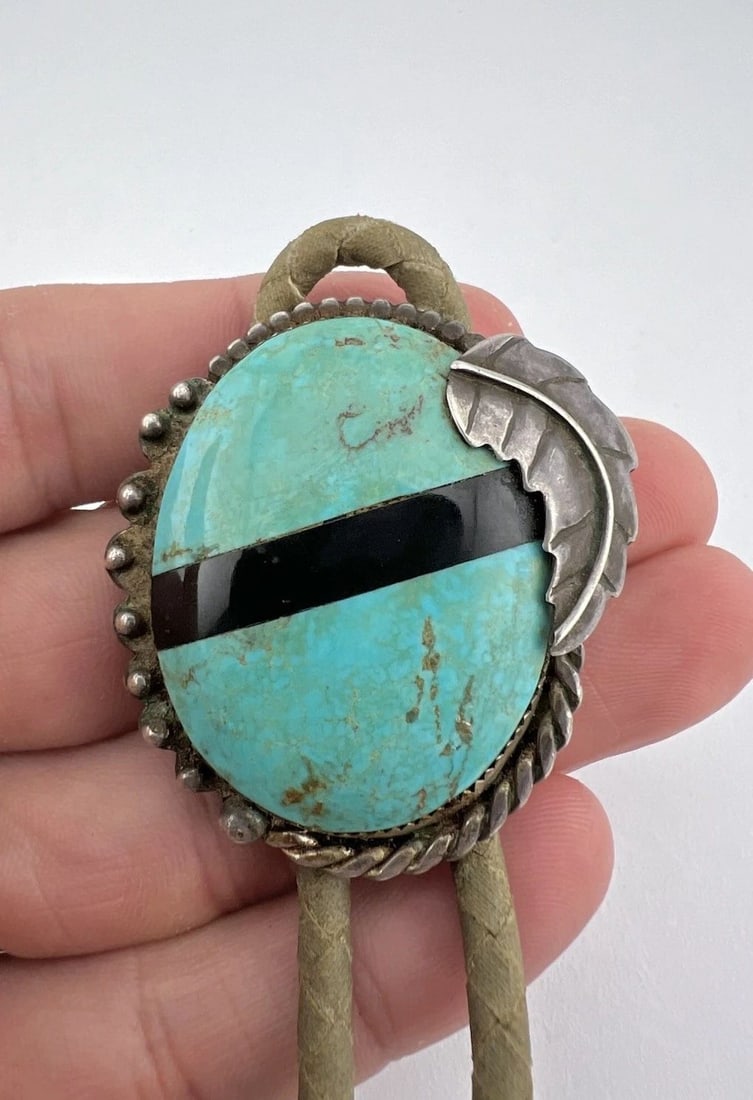 VINTAGE NAVAJO STERLING SILVER TURQUOISE & JET INLAY STAMPED BOLO TIE 41.1G: VINTAGE NAVAJO STERLING SILVER TURQUOISE & JET INLAY STAMPED BOLO TIE 41.1G Vintage Navajo Sterling Silver Turquoise & Jet Inlay Stamped Bolo Tie 41.1g Size: 1 3/4" Tall by 1 5/8" Wide Weight is 41.1 