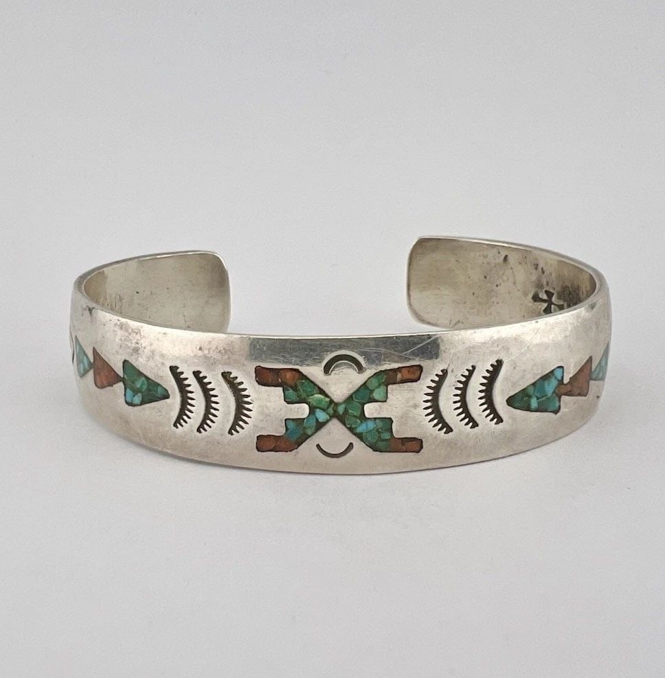 VTG NAVAJO STERLING SILVER CRUSHED CHIP TURQUOISE & CORAL FLUSH CUFF BRACELET: VTG NAVAJO STERLING SILVER CRUSHED CHIP TURQUOISE & CORAL FLUSH CUFF BRACELET Vtg Navajo Sterling Silver Crushed Chip Turquoise & Coral Flush Cuff Bracelet Cuff is 5 3/8" tip to Tip and has a 1" Wide 