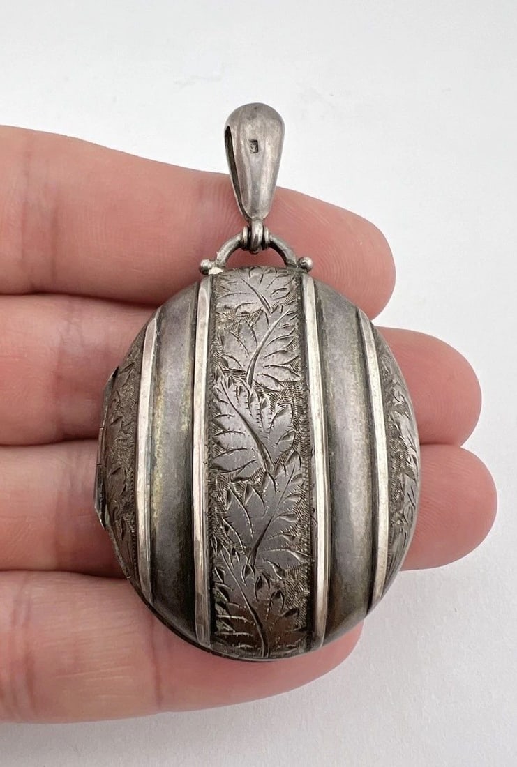 ANTIQUE 1800'S VICTORIAN AESTHETIC STERLING SILVER FLORAL ENGRAVED PHOTO LOCKET (1 of 2)