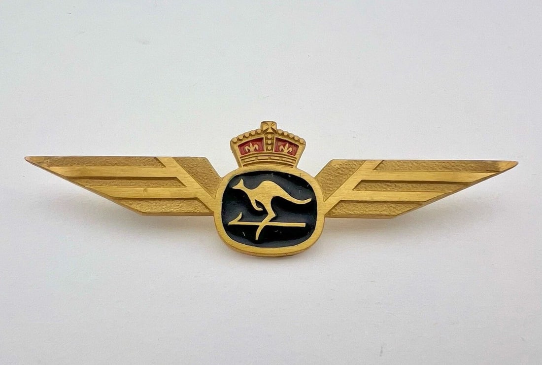 RARE 1960'S TRANS AUSTRALIA AIRLINES (TAA) ENAMEL PILOT GOLD TONE WINGS 3 1/8" (1 of 2)