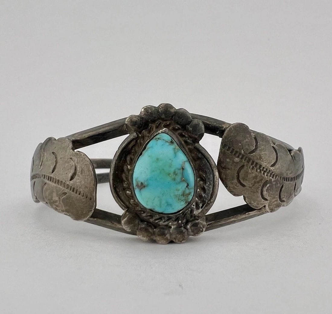 VTG NAVAJO STERLING SILVER NATURAL TURQUOISE STAMPED LEAF FEATHER CUFF BRACELET: VTG NAVAJO STERLING SILVER NATURAL TURQUOISE STAMPED LEAF FEATHER CUFF BRACELET Vtg Navajo Sterling Silver Natural Turquoise Stamped Leaf Feather Cuff Bracelet Cuff is 5 1/4" tip to Tip and has a 1 1/