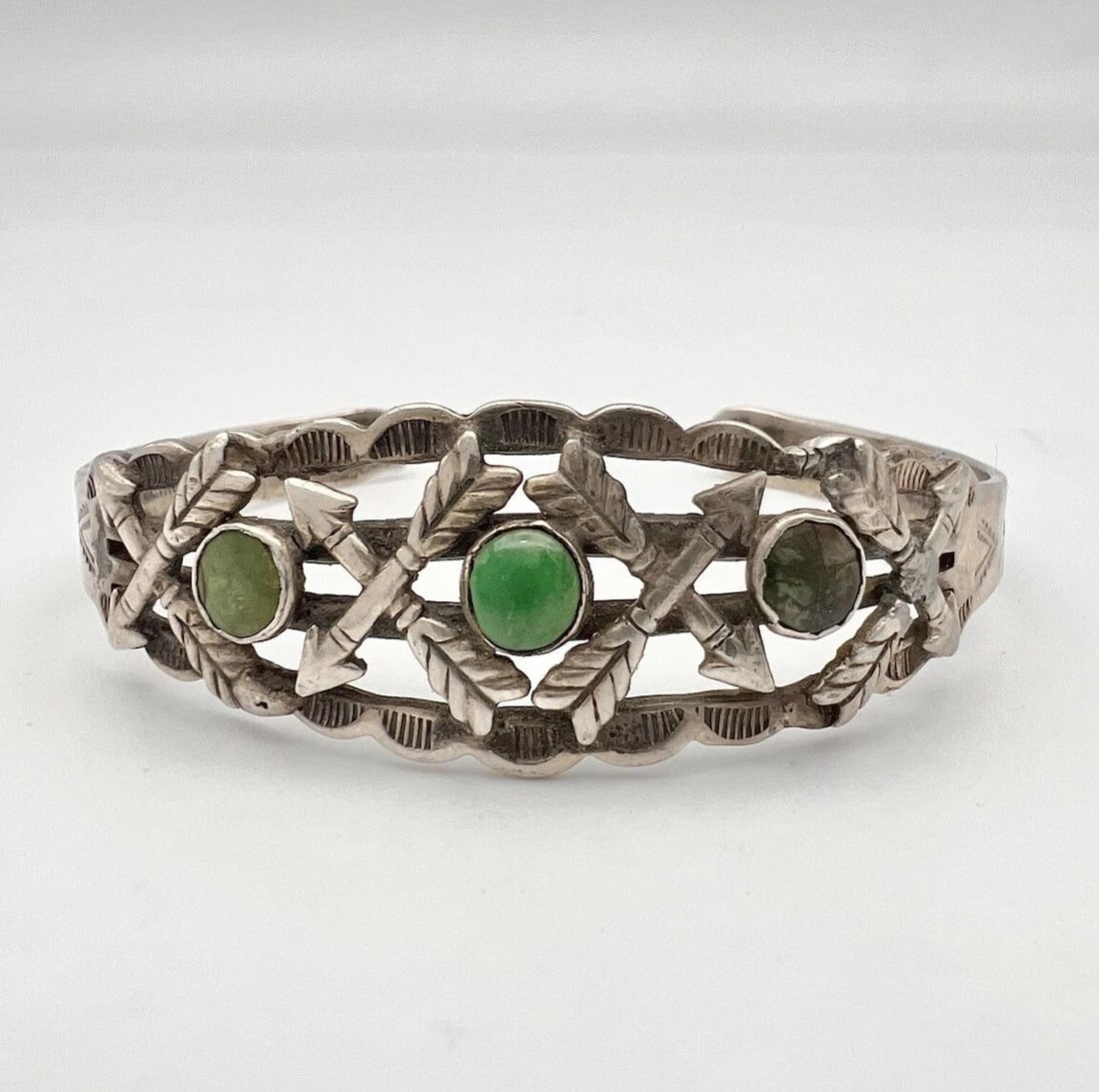 FRED HARVEY ERA NAVAJO STERLING SILVER CERRILLOS TURQUOISE ARROW CUFF BRACELET: FRED HARVEY ERA NAVAJO STERLING SILVER CERRILLOS TURQUOISE ARROW CUFF BRACELET Fred Harvey Era Navajo Sterling Silver Cerrillos Turquoise Arrow Cuff Bracelet Cuff is 5 1/2" tip to Tip and has a 1" Adj