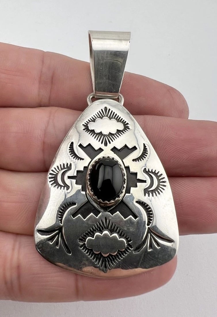VTG DELLA & FRANCIS JAMES NAVAJO STERLING SILVER ONYX STAMPED PENDANT 2 5/8": VTG DELLA & FRANCIS JAMES NAVAJO STERLING SILVER ONYX STAMPED PENDANT 2 5/8" Vtg Della & Francis James Navajo Sterling Silver Onyx Stamped Pendant 2 5/8" Size: 2 5/8" Tall With bail by 1 3/8" Wide Wei