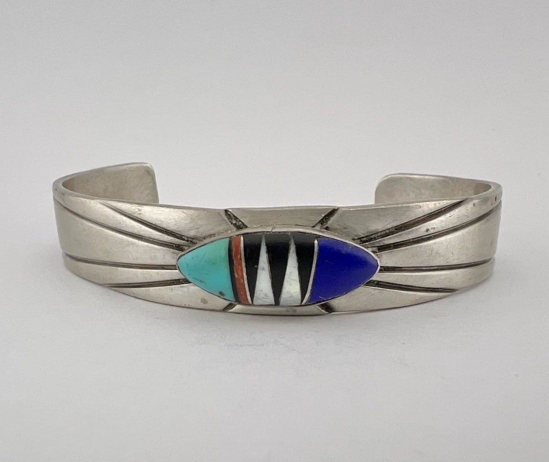 VTG NAVAJO STERLING SILVER MULTI GEMS FLUSH INLAY STAMPED CUFF BRACELET 28.3G: VTG NAVAJO STERLING SILVER MULTI GEMS FLUSH INLAY STAMPED CUFF BRACELET 28.3G Vtg Navajo Sterling Silver Multi Gems Flush Inlay Stamped Cuff Bracelet 28.3g Cuff is 5 1/4" tip to Tip and has a Around 1