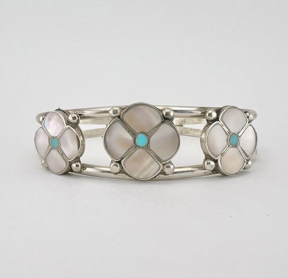 RARE VTG SIMPLICIO STERLING SILVER TURQUOISE & MOP FLUSH FLOWER CUFF BRACELET: RARE VTG SIMPLICIO STERLING SILVER TURQUOISE & MOP FLUSH FLOWER CUFF BRACELET RARE Vtg Simplicio Sterling Silver Turquoise & MOP Flush Flower Cuff Bracelet Cuff is Slightly Over 5" tip to Tip and has 