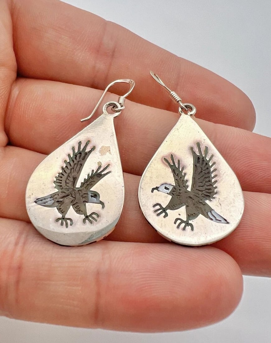 VTG ZUNI LW STERLING SILVER MULTI GEMSTONE FLUSH INLAY EAGLE DANGLE EARRINGS: VTG ZUNI LW STERLING SILVER MULTI GEMSTONE FLUSH INLAY EAGLE DANGLE EARRINGS Vtg Zuni LW Sterling Silver Multi Gemstone Flush Inlay Eagle Dangle Earrings Size: 1 3/4" Tall & 3/4" Wide Weight is 6.8 Gr