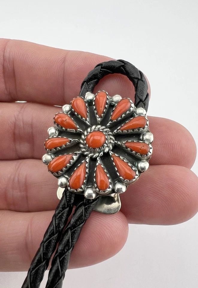VINTAGE NAVAJO STERLING SILVER NATURAL RED CORAL CLUSTER ROUND BOLO TIE: VINTAGE NAVAJO STERLING SILVER NATURAL RED CORAL CLUSTER ROUND BOLO TIE Vintage Navajo Sterling Silver Natural Red Coral Cluster Round Bolo Tie Size: 1 1/8" Tall & Wide Weight is 20.6 Grams on my scal