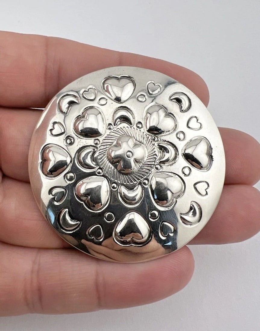VINTAGE NAVAJO STERLING SILVER DEEP STAMPED ROUND HEART CONCHO PIN BROOCH 2": VINTAGE NAVAJO STERLING SILVER DEEP STAMPED ROUND HEART CONCHO PIN BROOCH 2" Vintage Navajo Sterling Silver Deep Stamped Round Heart Concho Pin Brooch 2" Size: 2" Tall & Wide Metal: Sterling Silver We