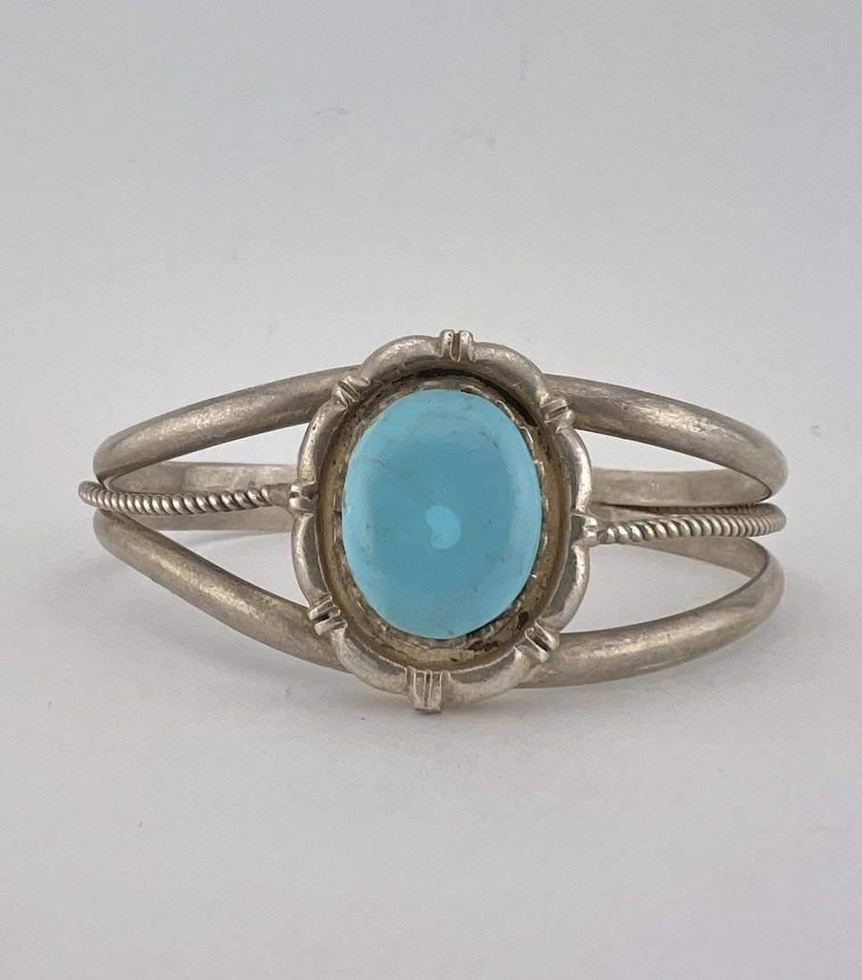 VINTAGE NAVAJO STERLING SILVER BLUE TURQUOISE STAMPED TWIST CUFF BRACELET: VINTAGE NAVAJO STERLING SILVER BLUE TURQUOISE STAMPED TWIST CUFF BRACELET Vintage Navajo Sterling Silver Blue Turquoise Stamped Twist Cuff Bracelet Cuff is 5 7/8" tip to Tip and has a 1" Adjustable Ga