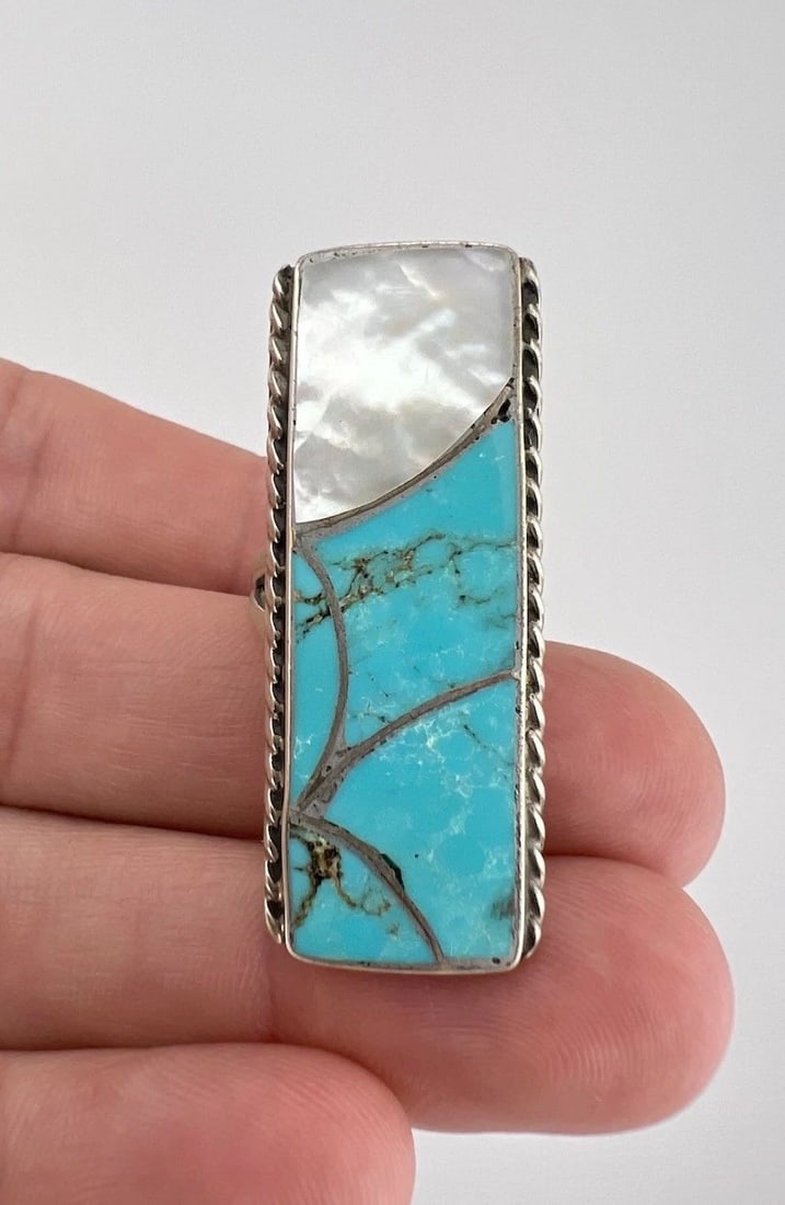 VTG N.LEE NAVAJO STERLING SILVER TURQUOISE & MOTHER OF PEARL FLUSH INLAY RING: VTG N.LEE NAVAJO STERLING SILVER TURQUOISE & MOTHER OF PEARL FLUSH INLAY RING Vtg N.Lee Navajo Sterling Silver Turquoise & Mother Of Pearl Flush Inlay Ring Size: 7 - Can Be Re Sized Weight is 9.7 Gram