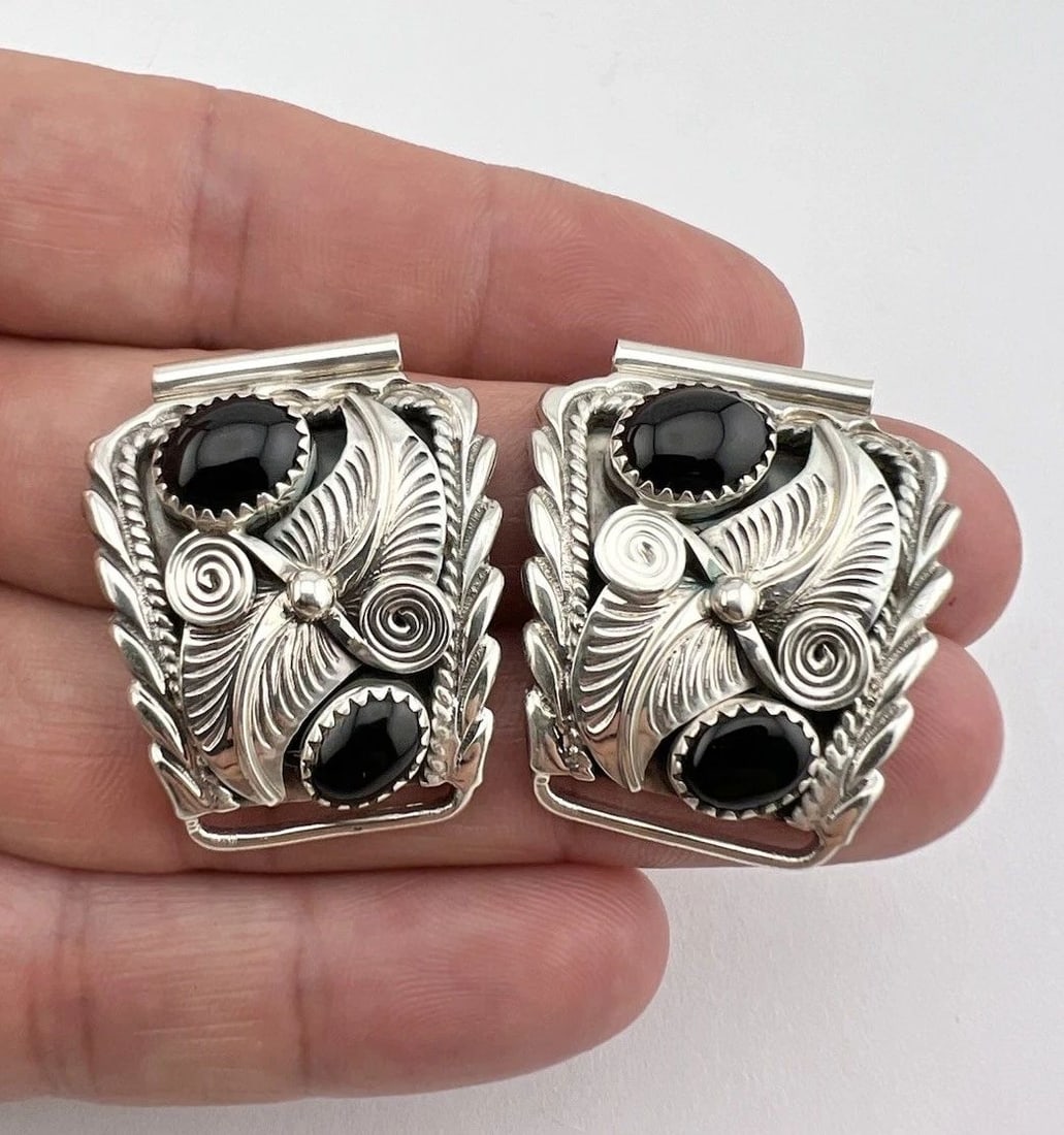 VTG NAVAJO STERLING SILVER NATURAL BLACK ONYX UNISEX STAMPED WATCH TIPS 19G: VTG NAVAJO STERLING SILVER NATURAL BLACK ONYX UNISEX STAMPED WATCH TIPS 19G Vtg Navajo Sterling Silver Natural Black Onyx Unisex Stamped Watch Tips 19g Weight 19.0 Grams on my scale Size: 1 1/4" Tall 