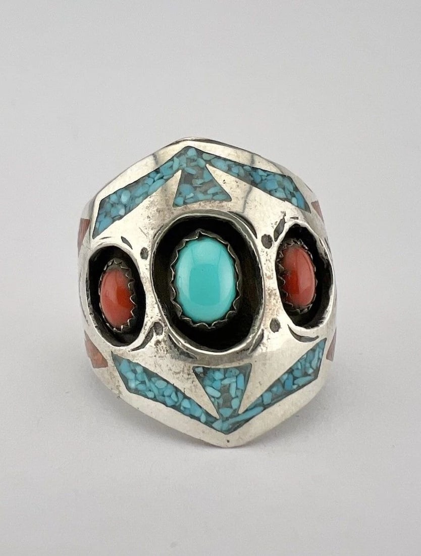 VTG NAVAJO STERLING SILVER CHIP TURQUOISE & CORAL FLUSH SHADOWBOX MEN'S RING: VTG NAVAJO STERLING SILVER CHIP TURQUOISE & CORAL FLUSH SHADOWBOX MEN'S RING Vtg Navajo Sterling Silver Chip Turquoise & Coral Flush Shadowbox Men's Ring Ring Size: 10.0 Weight is 11.1 Grams on my sca