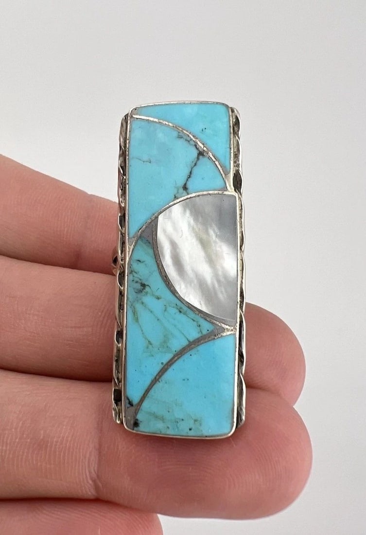 VTG N.LEE NAVAJO STERLING SILVER TURQUOISE & MOTHER OF PEARL FLUSH INLAY RING: VTG N.LEE NAVAJO STERLING SILVER TURQUOISE & MOTHER OF PEARL FLUSH INLAY RING Vtg N.Lee Navajo Sterling Silver Turquoise & Mother Of Pearl Flush Inlay Ring Size: 6.25- Can Be Re Sized Weight is 10.0 G