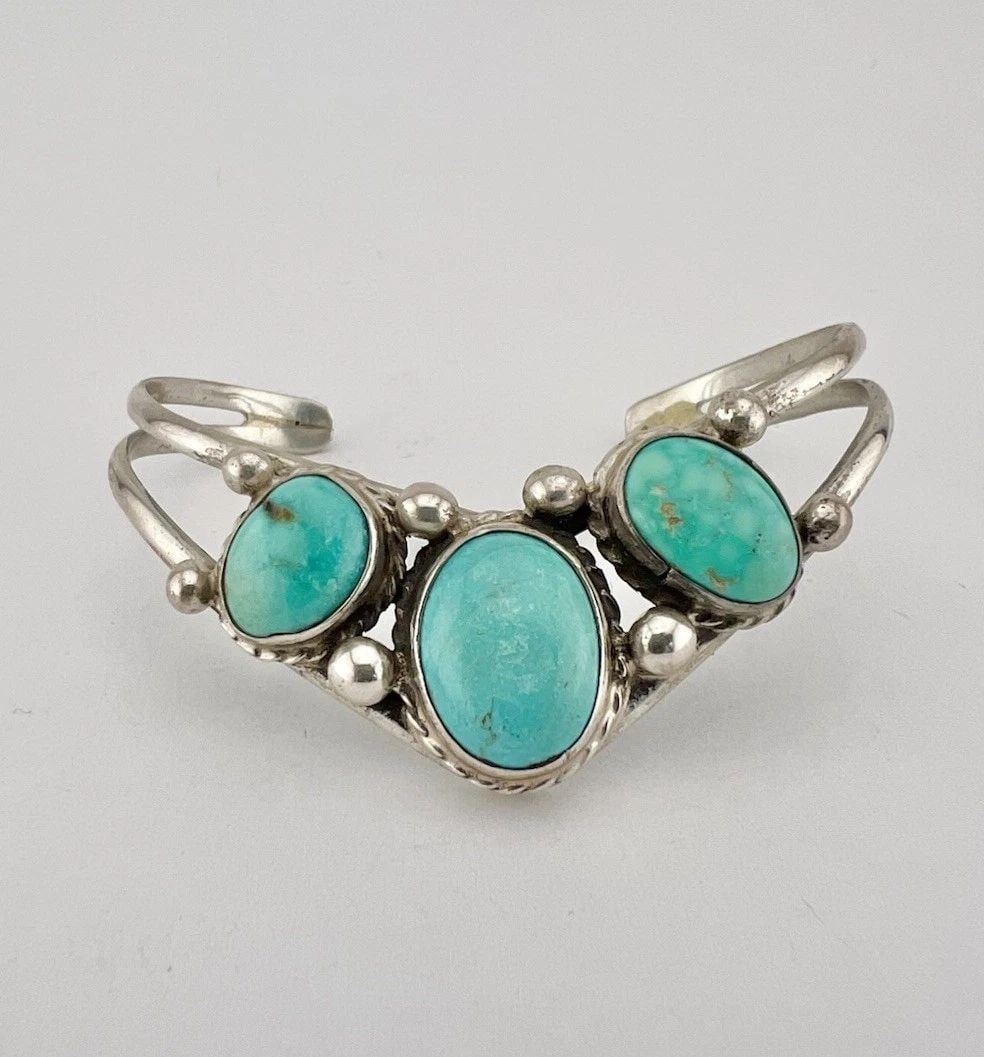 NAVAJO STERLING SILVER WEBBED KINGMAN TURQUOISE 3 STONE V SHAPED CUFF BRACELET (1 of 2)