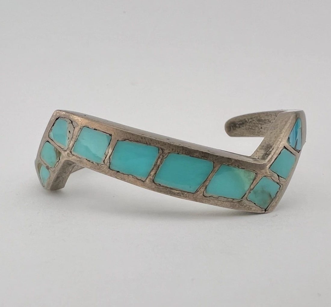VTG NAVAJO SANDCAST STERLING SILVER FLUSH TURQUOISE ZIG ZAG CUFF BRACELET 34.6G: VTG NAVAJO SANDCAST STERLING SILVER FLUSH TURQUOISE ZIG ZAG CUFF BRACELET 34.6G Vtg Navajo Sandcast Sterling Silver Flush Turquoise Zig Zag Cuff Bracelet 34.6g Cuff is Just Over 5" tip to Tip and has 