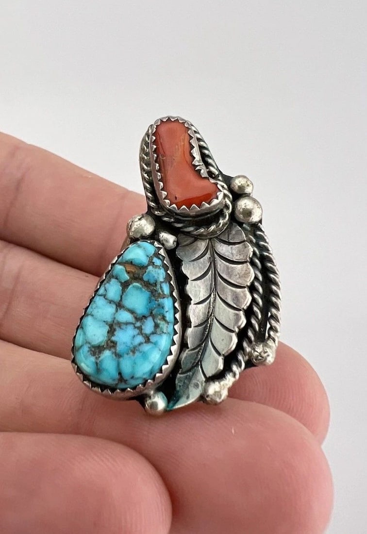 VTG NAVAJO STERLING SILVER BIRDSEYE KINGMAN TURQUOISE & RED CORAL STAMPED RING: VTG NAVAJO STERLING SILVER BIRDSEYE KINGMAN TURQUOISE & RED CORAL STAMPED RING Vtg Navajo Sterling Silver Birdseye Kingman Turquoise & Red Coral Stamped Ring Ring Size: 6.75 - Can Be Re Sized Weight i
