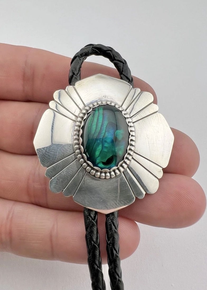 VINTAGE NAVAJO STERLING SILVER GREEN ABALONE STAMPED OVAL BOLO TIE 1 5/8": VINTAGE NAVAJO STERLING SILVER GREEN ABALONE STAMPED OVAL BOLO TIE 1 5/8" Vintage Navajo Sterling Silver Green Abalone Stamped Rectangle Bolo Tie 1 5/8" Size: 1 5/8" Tall & Wide Weight is 20.0 Grams o