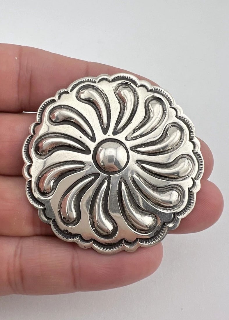 VINTAGE NAVAJO STERLING SILVER DEEP STAMPED CONCHO ROUND PIN BROOCH 2" -22.3G: VINTAGE NAVAJO STERLING SILVER DEEP STAMPED CONCHO ROUND PIN BROOCH 2" -22.3G Vintage Navajo Sterling Silver Deep Stamped Concho Round Pin Brooch 2" -22.3g Size: 2" Tall & 2" Wide Metal: Sterling Silv
