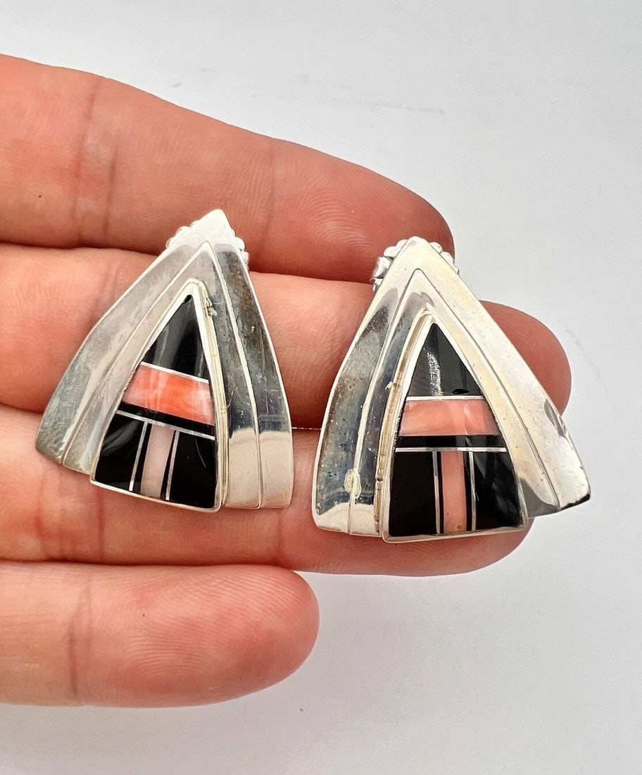 VINTAGE NAVAJO STERLING SILVER CORAL & ONYX FLUSH INLAY TRIANGLE POST EARRINGS: VINTAGE NAVAJO STERLING SILVER CORAL & ONYX FLUSH INLAY TRIANGLE POST EARRINGS Vintage Navajo Sterling Silver Coral & Onyx Flush Inlay Triangle Post Earrings Size: 1 1/4" Tall & 1 1/8" Wide Weight is 