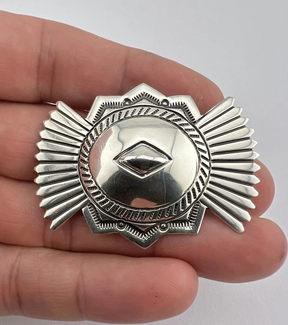 VTG MIKE BEGAY NAVAJO STERLING SILVER DEEP STAMPED CONCHO BOWTIE PIN BROOCH 2": VTG MIKE BEGAY NAVAJO STERLING SILVER DEEP STAMPED CONCHO BOWTIE PIN BROOCH 2" Vtg Mike Begay Navajo Sterling Silver Deep Stamped Concho Bowtie Pin Brooch 2" Size: 1 1/2" Tall & 2" Wide Metal: Sterlin